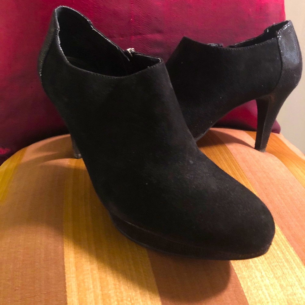 Sz 8 Bandolino black ankle boot heels